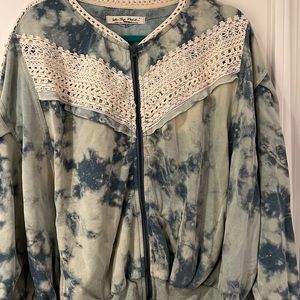 Ladies We The Free people tie-dye Jacket with zipper size large.